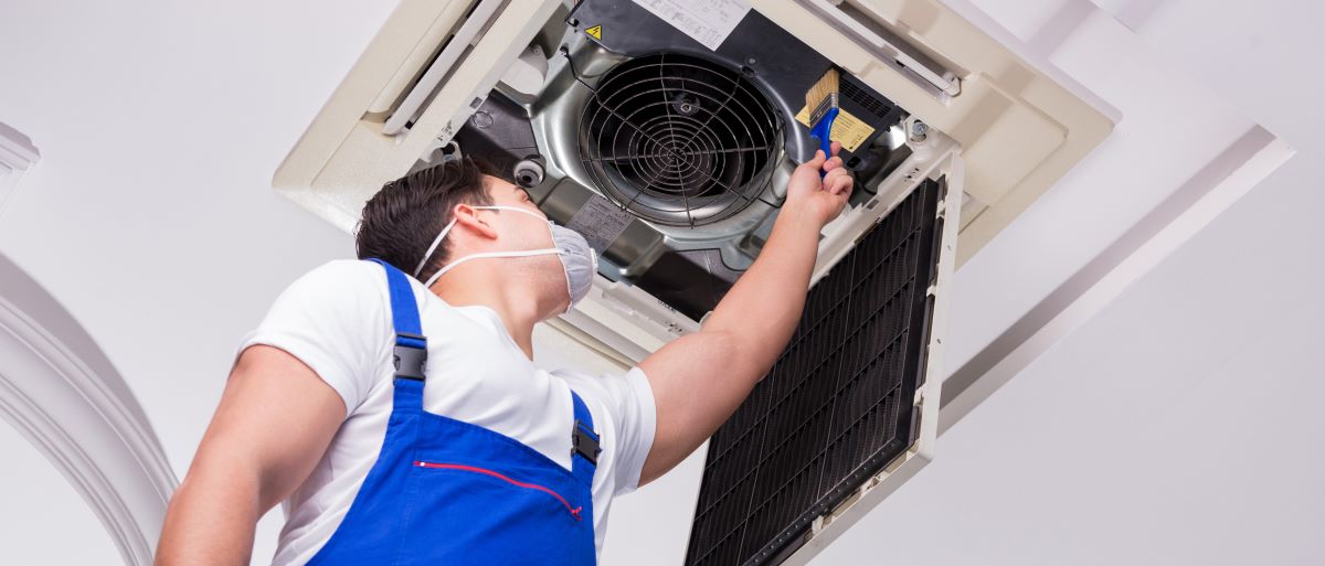 Service De Technicien Enlever Filtre D'air Du Climatiseur Pour Le